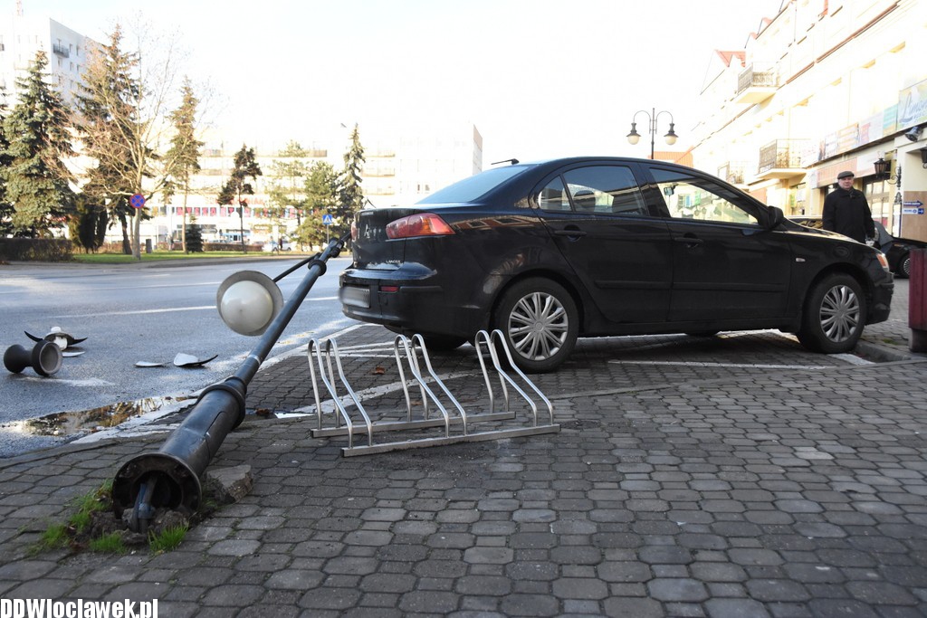 Ktoś 'ściął' latarnię na placu Wolności