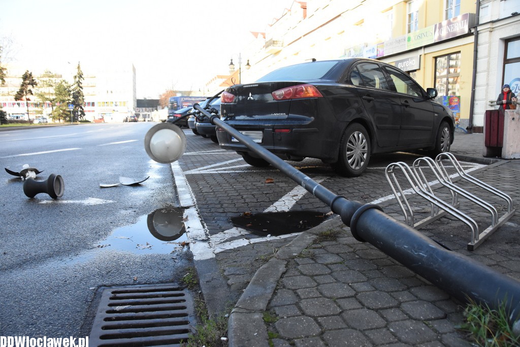 Ktoś 'ściął' latarnię na placu Wolności