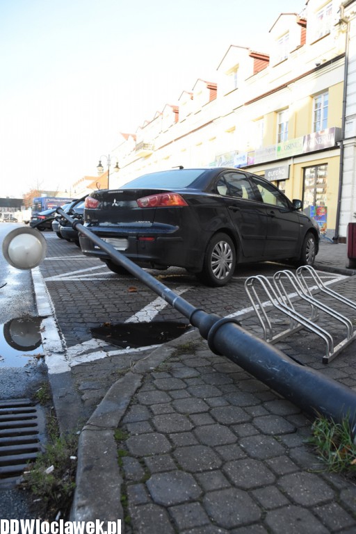 Ktoś 'ściął' latarnię na placu Wolności