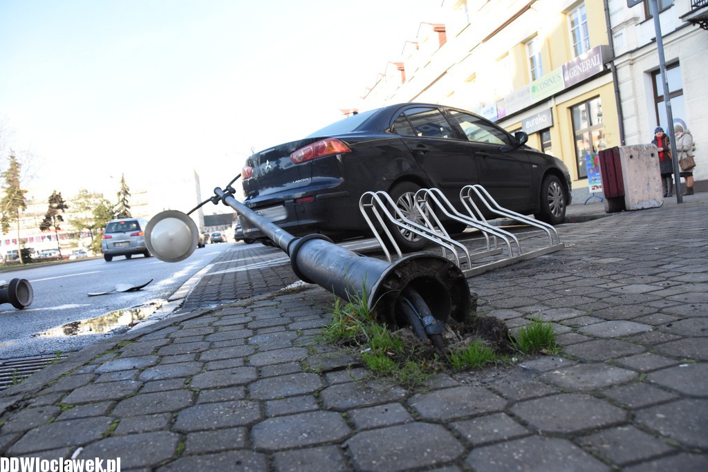 Ktoś 'ściął' latarnię na placu Wolności