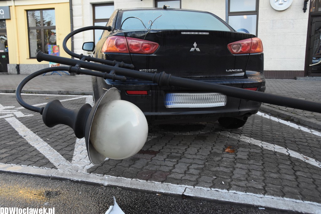 Ktoś 'ściął' latarnię na placu Wolności