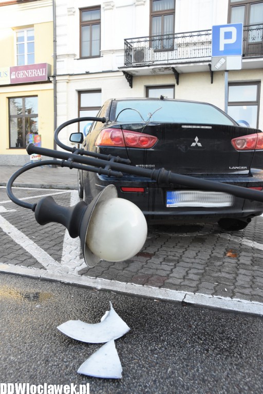 Ktoś 'ściął' latarnię na placu Wolności