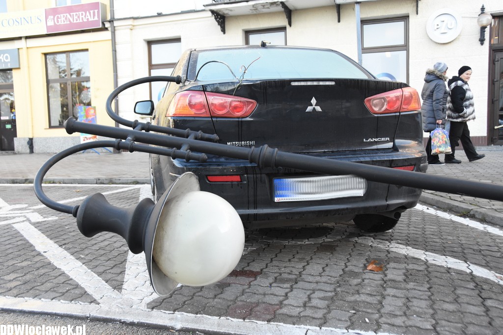 Ktoś 'ściął' latarnię na placu Wolności