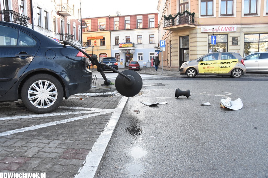 Ktoś 'ściął' latarnię na placu Wolności