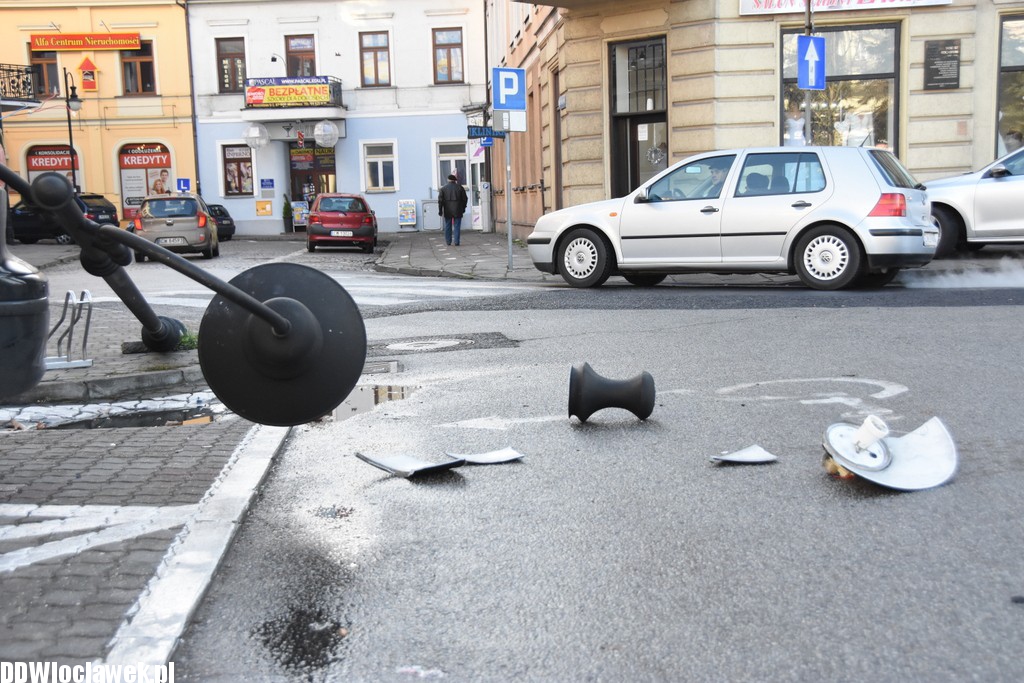 Ktoś 'ściął' latarnię na placu Wolności