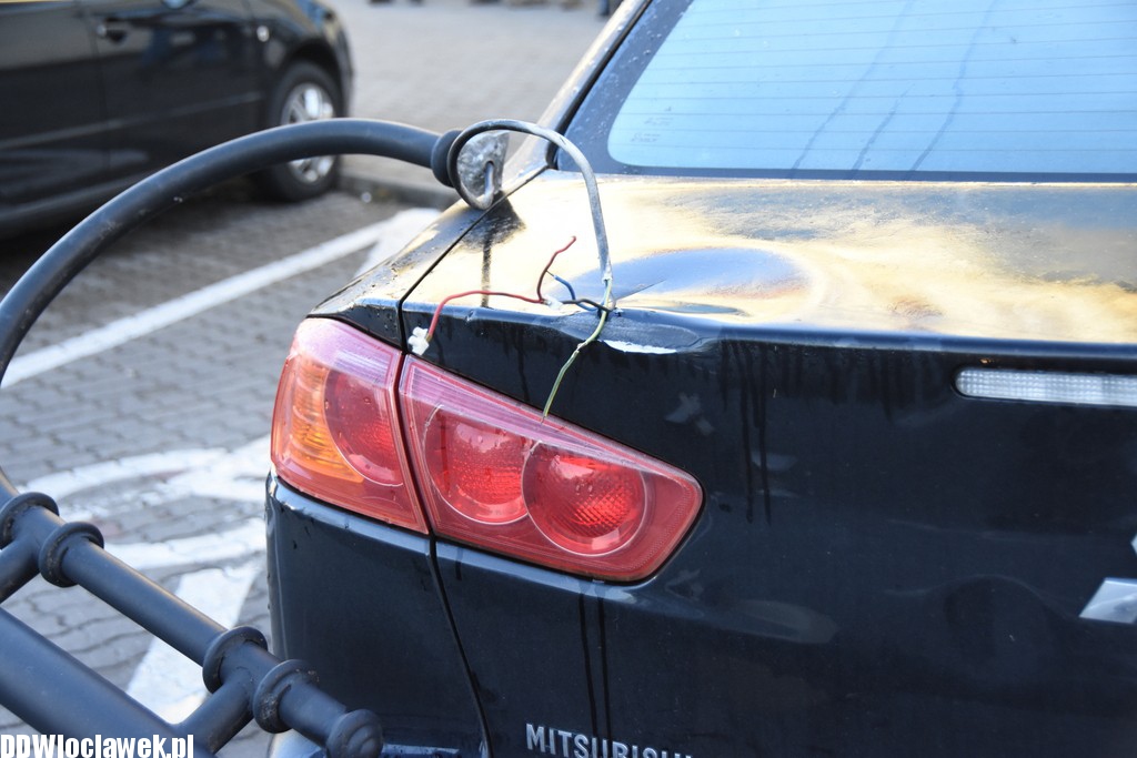 Ktoś 'ściął' latarnię na placu Wolności