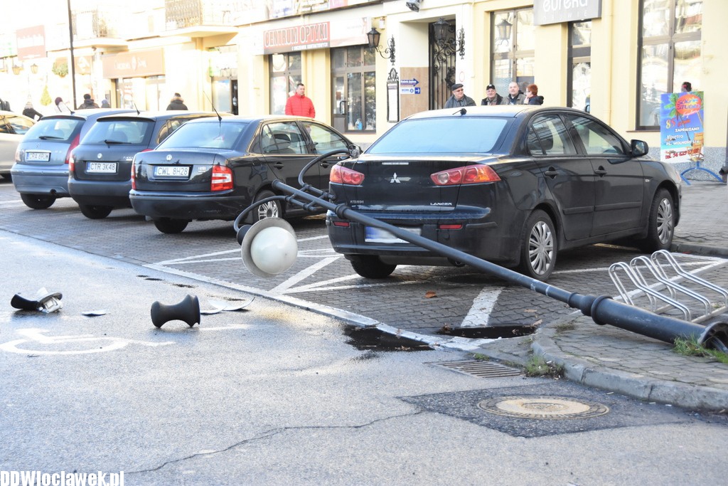 Ktoś 'ściął' latarnię na placu Wolności