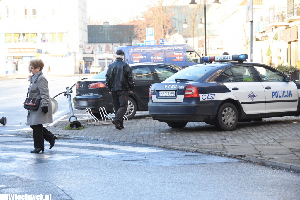Ktoś 'ściął' latarnię na placu Wolności