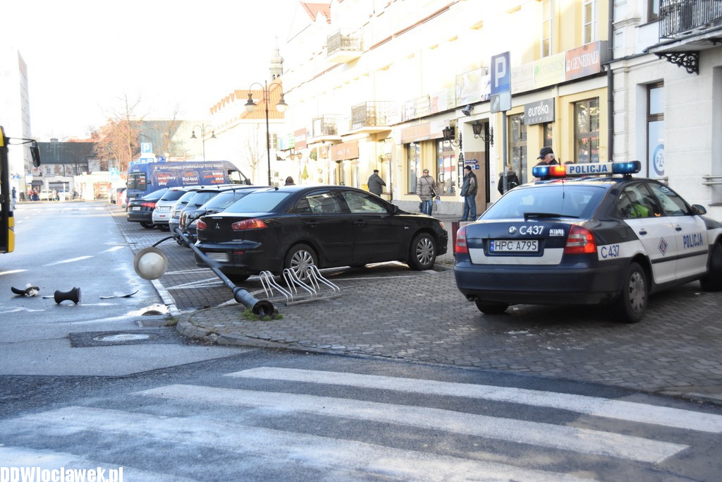 Ktoś 'ściął' latarnię na placu Wolności
