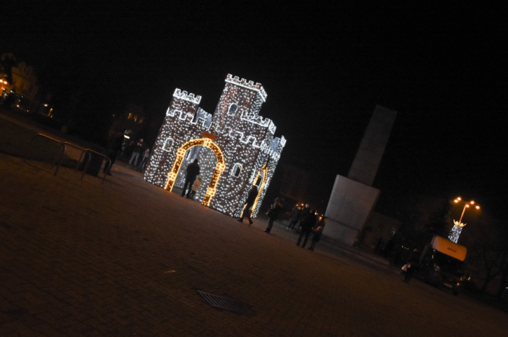 Świecący zamek na placu Wolności