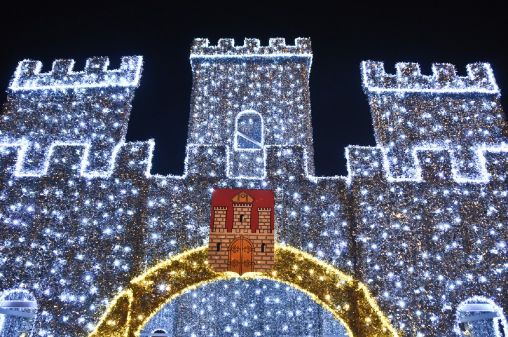 Świecący zamek na placu Wolności