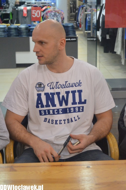Koszykarze Anwilu podpisywali kalendarze