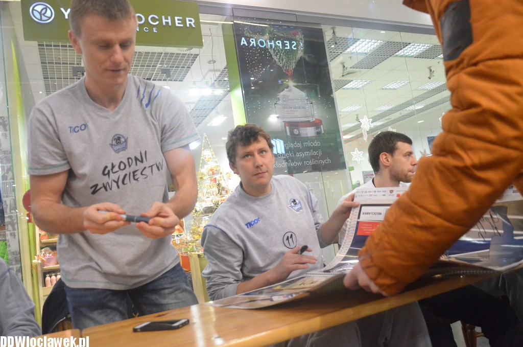Koszykarze Anwilu podpisywali kalendarze