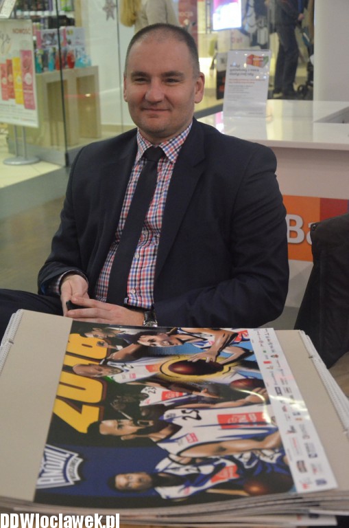 Koszykarze Anwilu podpisywali kalendarze