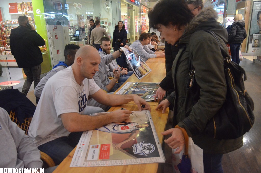 Koszykarze Anwilu podpisywali kalendarze