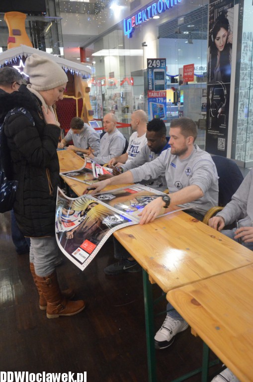 Koszykarze Anwilu podpisywali kalendarze