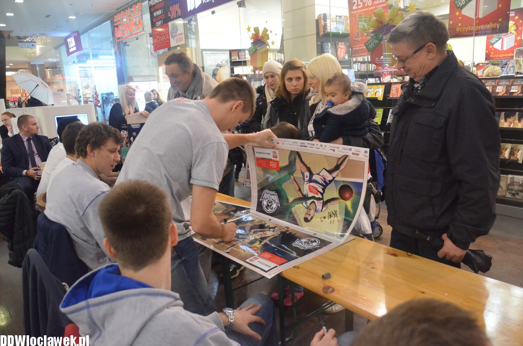 Koszykarze Anwilu podpisywali kalendarze