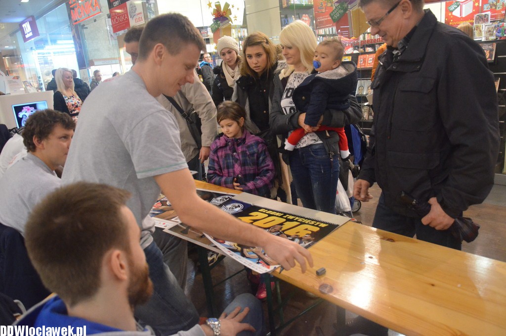 Koszykarze Anwilu podpisywali kalendarze