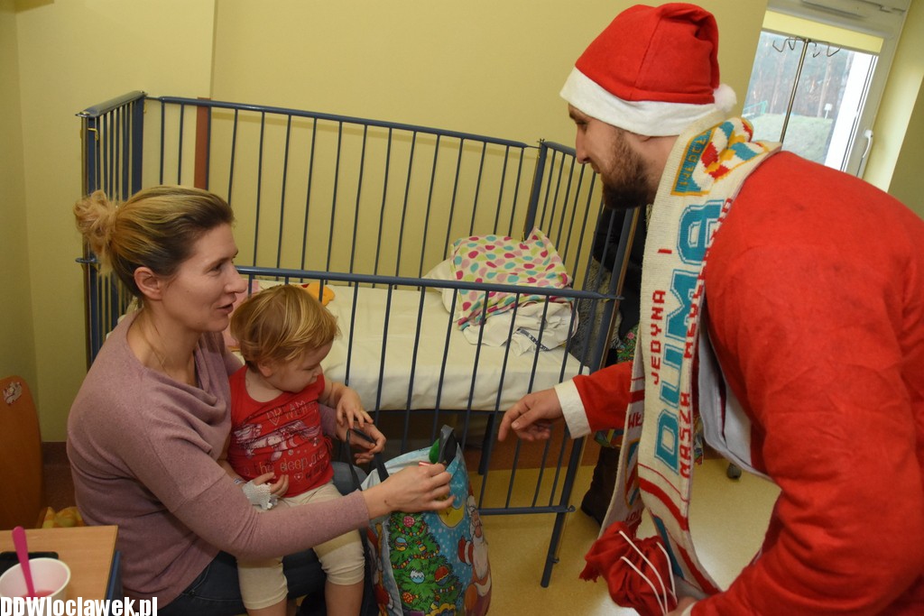 Kibice odwiedzili dzieci w szpitalu