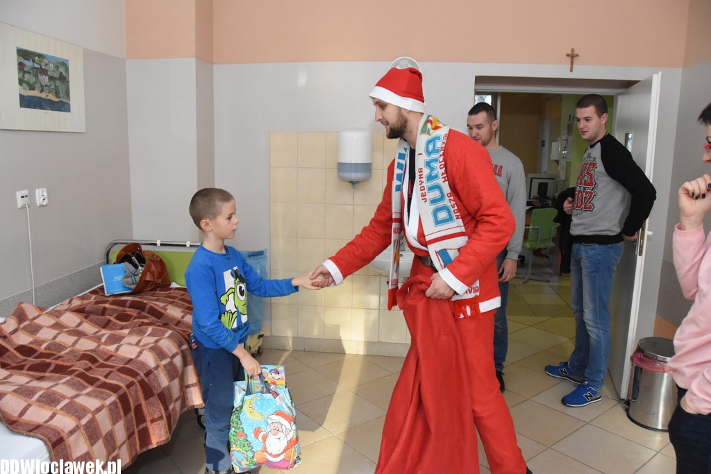 Kibice odwiedzili dzieci w szpitalu