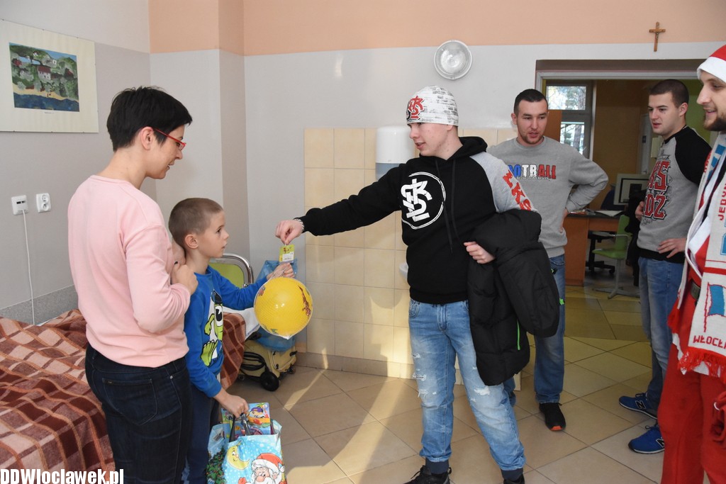 Kibice odwiedzili dzieci w szpitalu