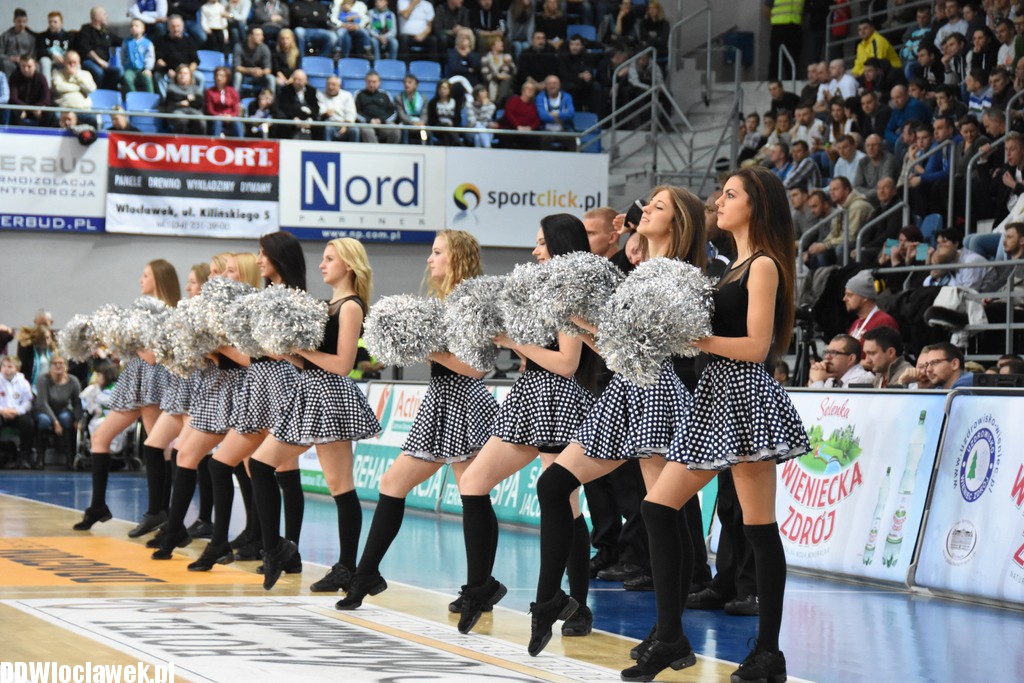 Cheerleaderki na meczu z Toruniem