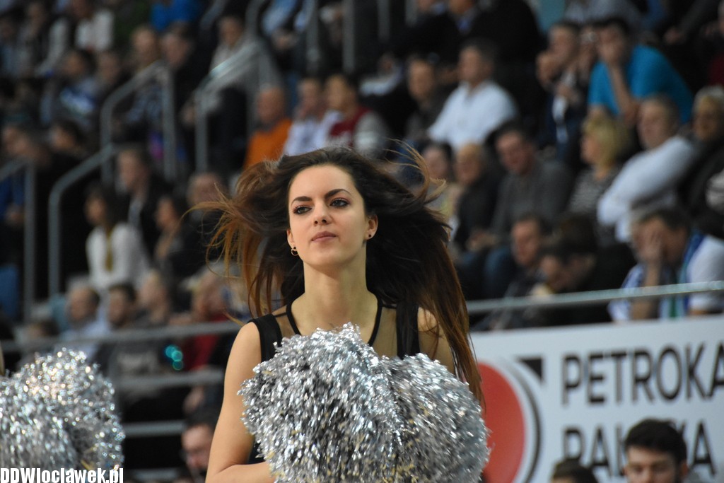 Cheerleaderki na meczu z Toruniem