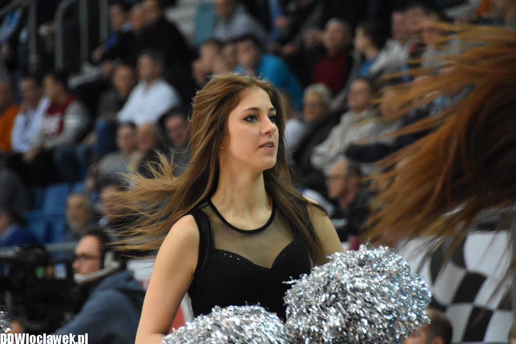 Cheerleaderki na meczu z Toruniem