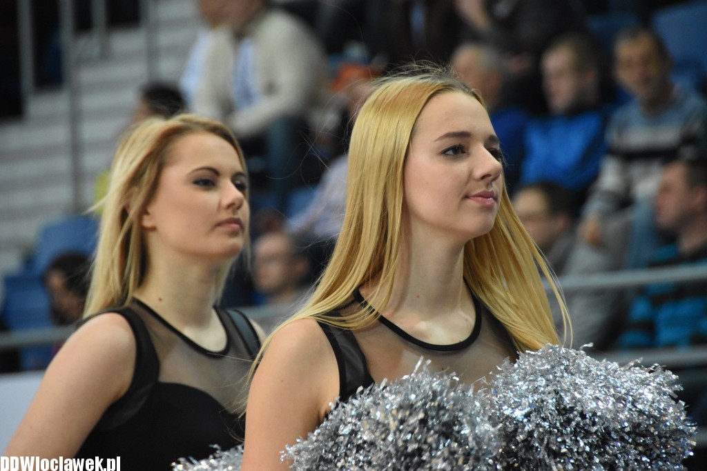 Cheerleaderki na meczu z Toruniem