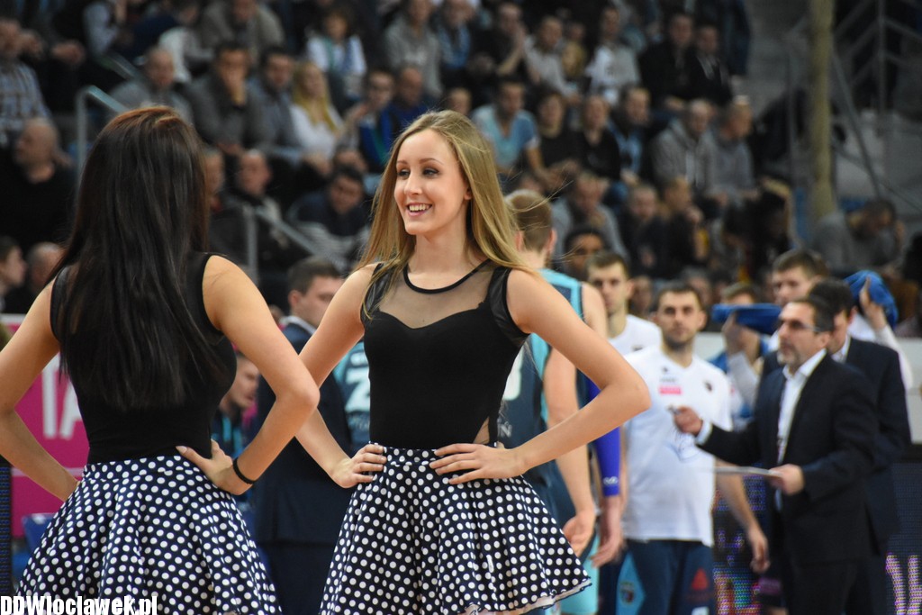 Cheerleaderki na meczu z Toruniem