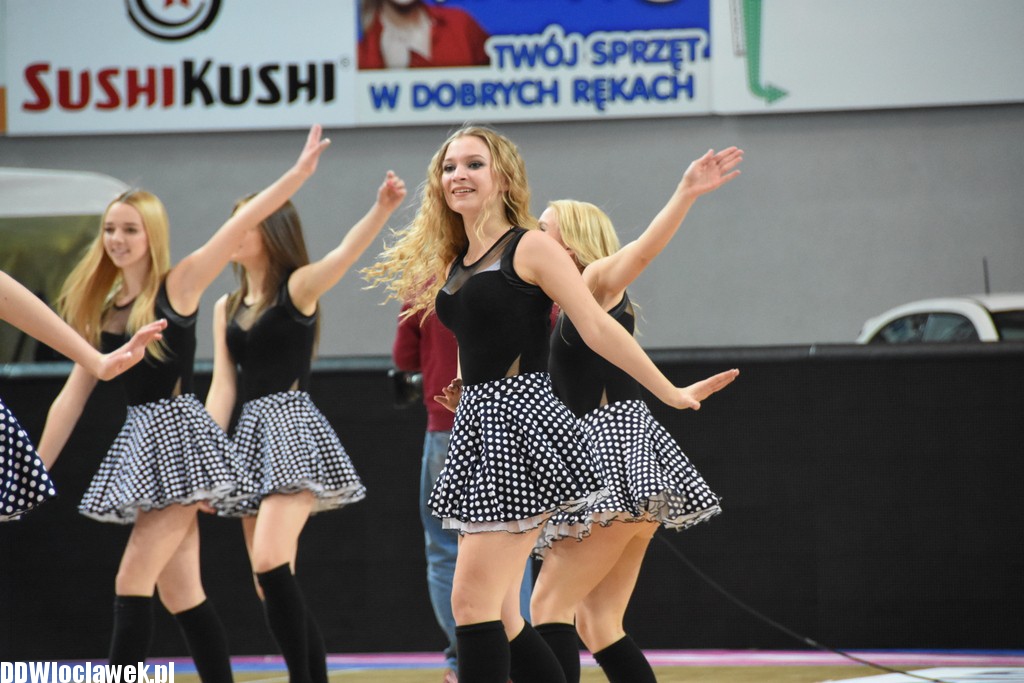 Cheerleaderki na meczu z Toruniem