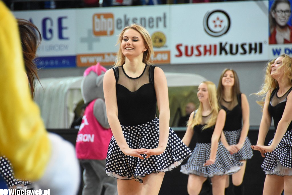 Cheerleaderki na meczu z Toruniem