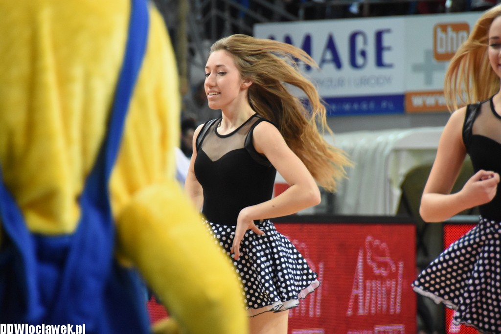 Cheerleaderki na meczu z Toruniem