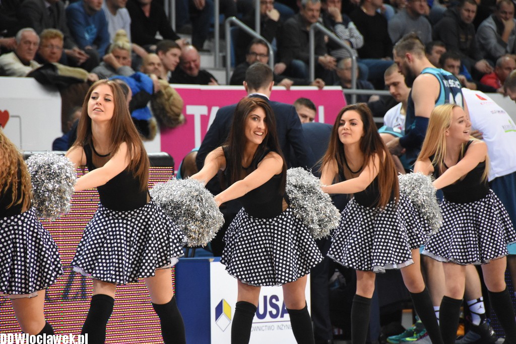 Cheerleaderki na meczu z Toruniem
