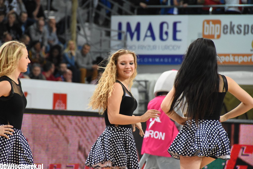 Cheerleaderki na meczu z Toruniem