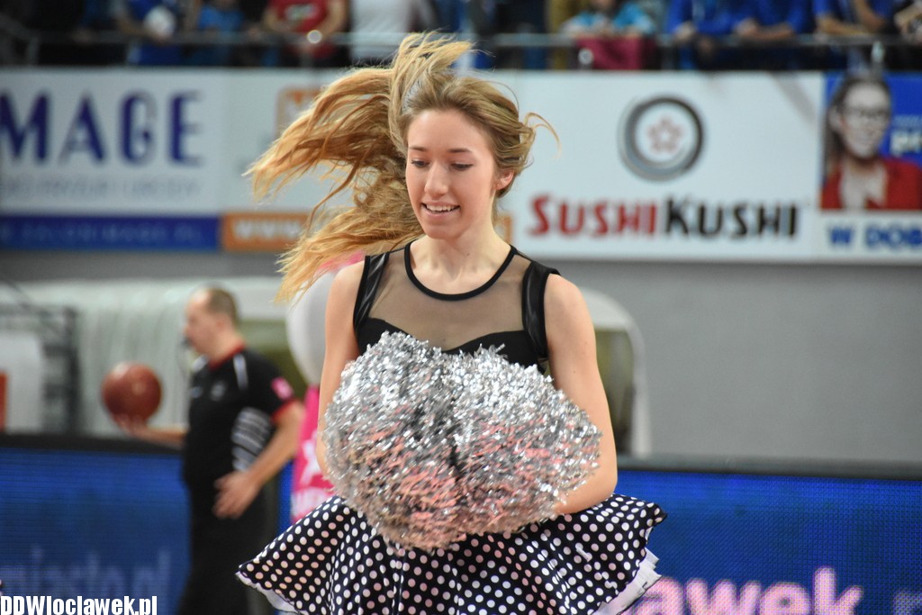 Cheerleaderki na meczu z Toruniem