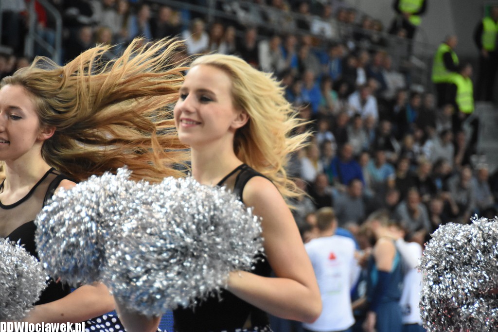 Cheerleaderki na meczu z Toruniem