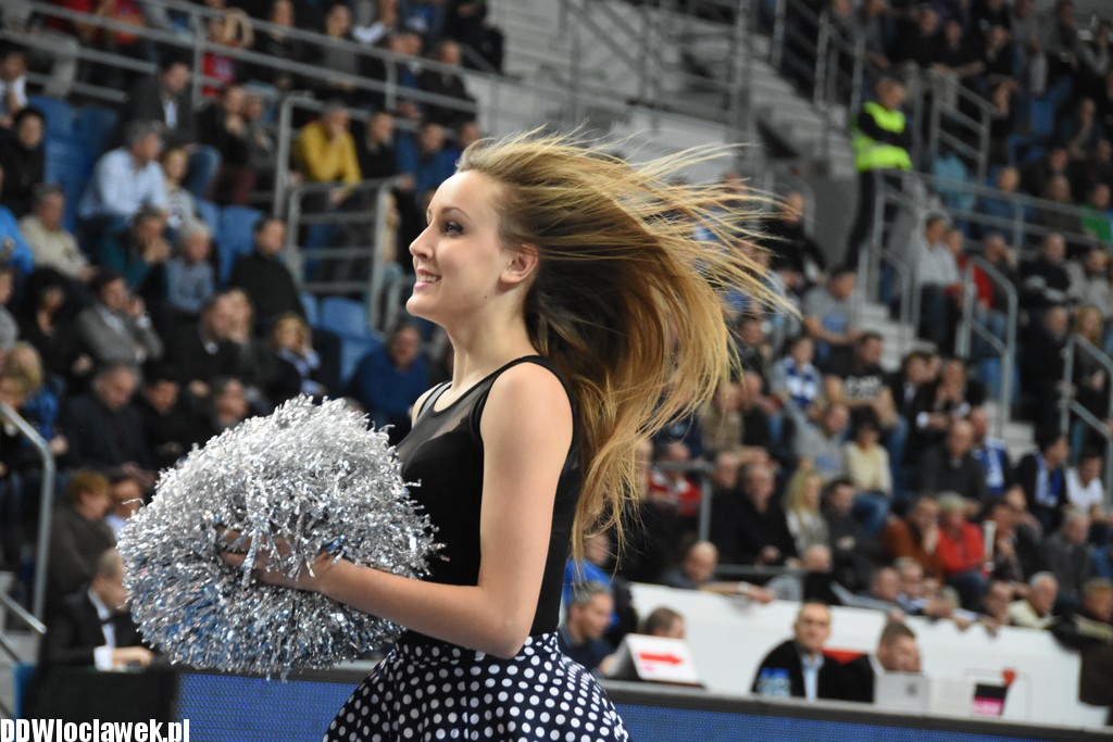 Cheerleaderki na meczu z Toruniem