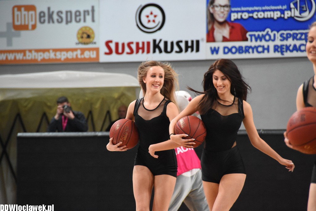 Cheerleaderki na meczu z Toruniem