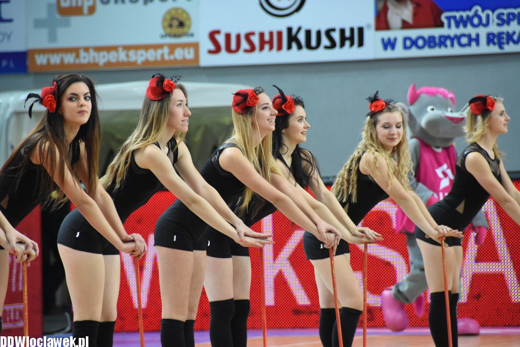Cheerleaderki na meczu z Toruniem