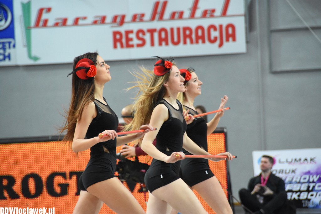 Cheerleaderki na meczu z Toruniem