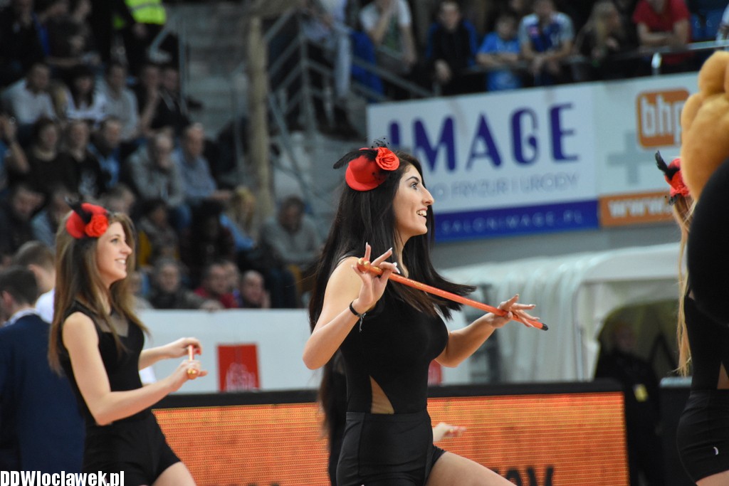 Cheerleaderki na meczu z Toruniem