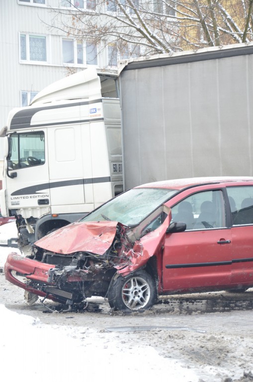 Tir zderzył się z osobówką na Zielnej