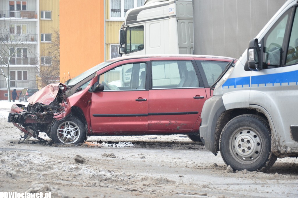 Tir zderzył się z osobówką na Zielnej