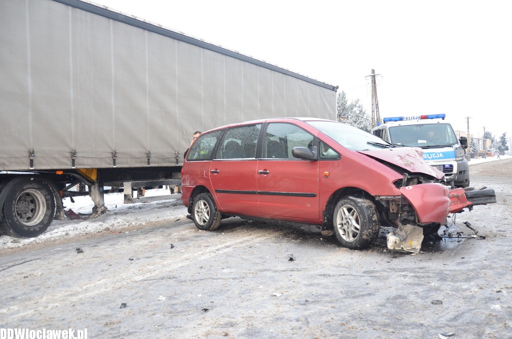 Tir zderzył się z osobówką na Zielnej