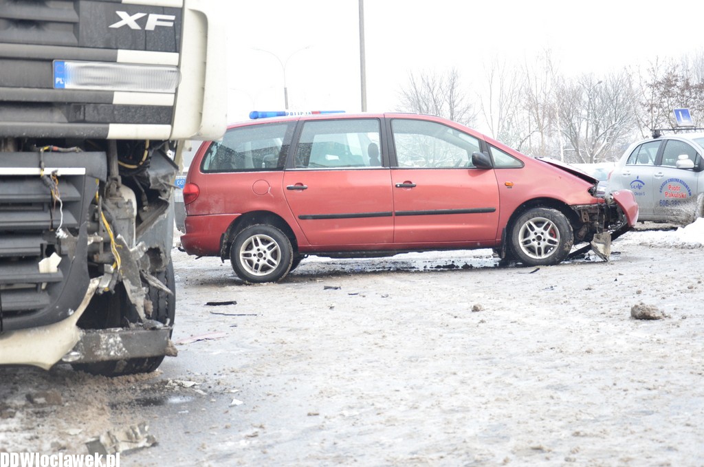 Tir zderzył się z osobówką na Zielnej