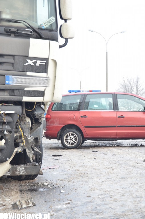 Tir zderzył się z osobówką na Zielnej