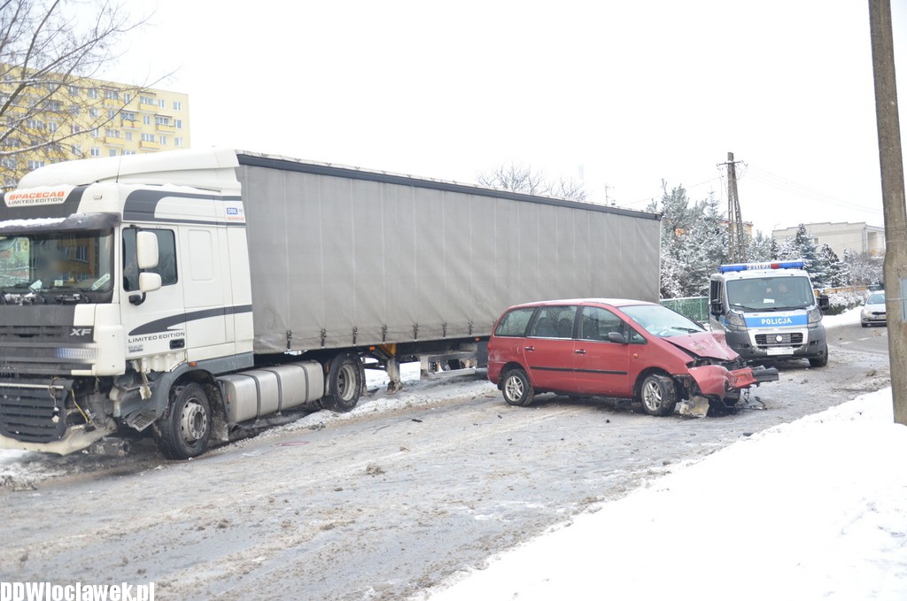 Tir zderzył się z osobówką na Zielnej