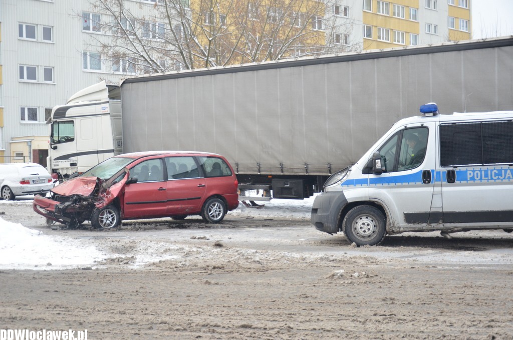 Tir zderzył się z osobówką na Zielnej