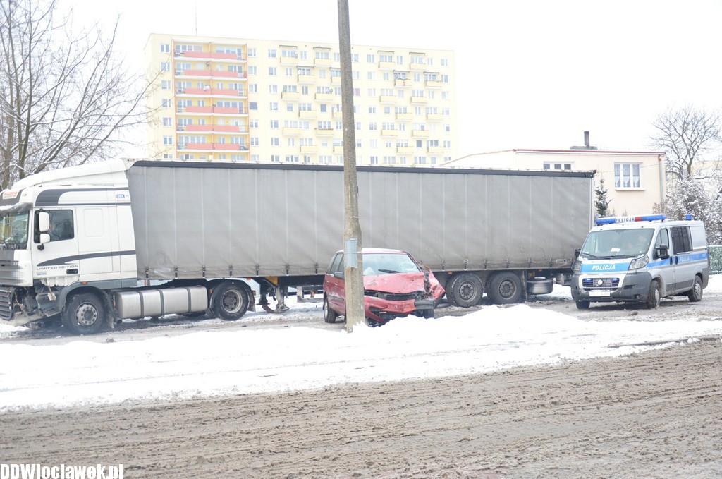 Tir zderzył się z osobówką na Zielnej